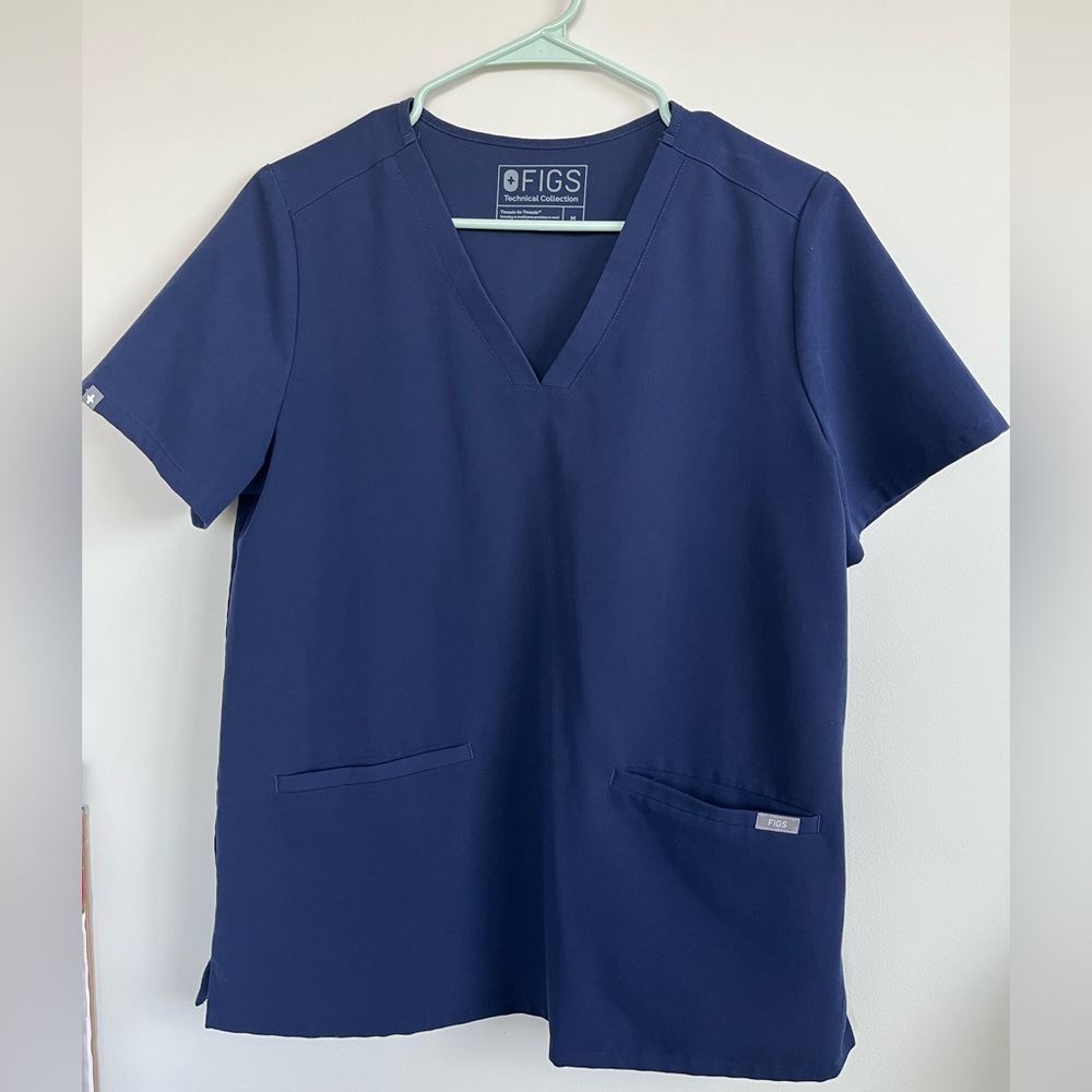 Figs Casma 3-pocket scrub top; Navy; Medium